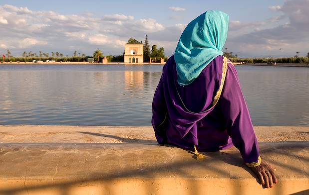 Femme devant le bassin et le pavillon Saâdien - La Menara - Marrakech - Maroc