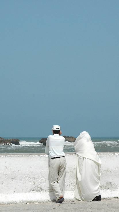 Couple devant la mer au sud d'Essaouira - Maroc