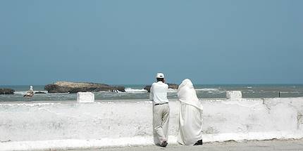 Couple devant la mer au sud d'Essaouira - Maroc