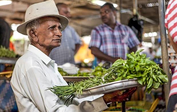 Homme dans un marché à l'Ile Maurice