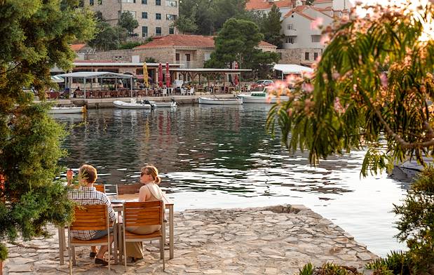 Terrasse près du port de Pomena - Île de Mljet - Croatie