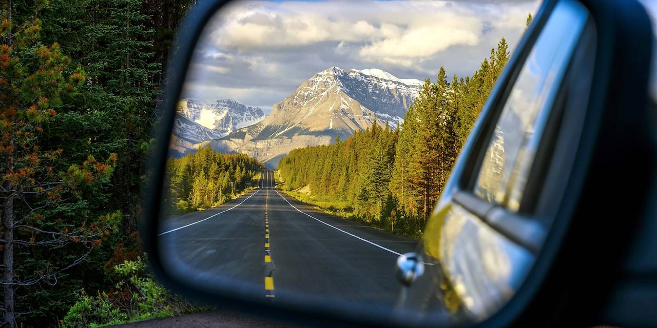 L'autoroute routière Icefields Parkway traversant le parc national Jasper - Alberta - Canada