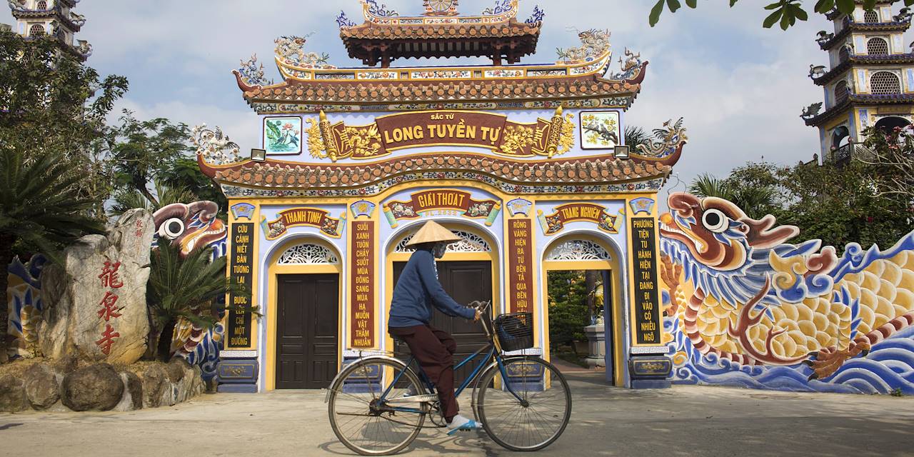 Entrée d'un temple bouddhiste de la ville - Hoi An - Vietnam