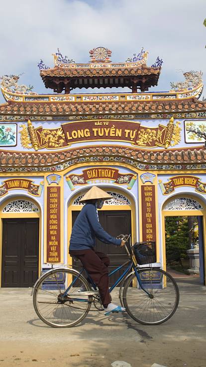 Entrée d'un temple bouddhiste de la ville - Hoi An - Vietnam