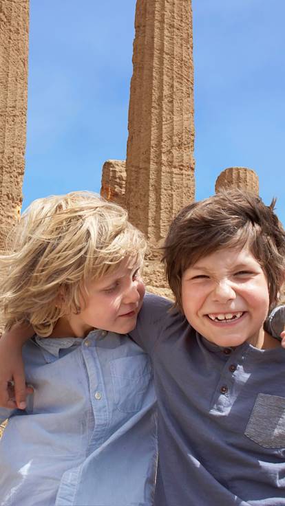Enfants devant le Temple de la Concorde à Agrigente - Sicile - Italie
