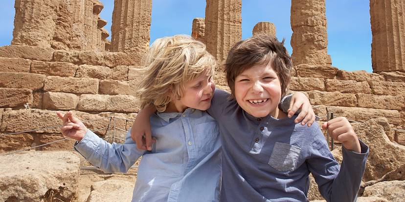 Enfants devant le Temple de la Concorde à Agrigente - Sicile - Italie