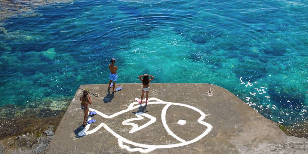 Baignade en famille sur l'île d'Andros - Cyclades - Grèce